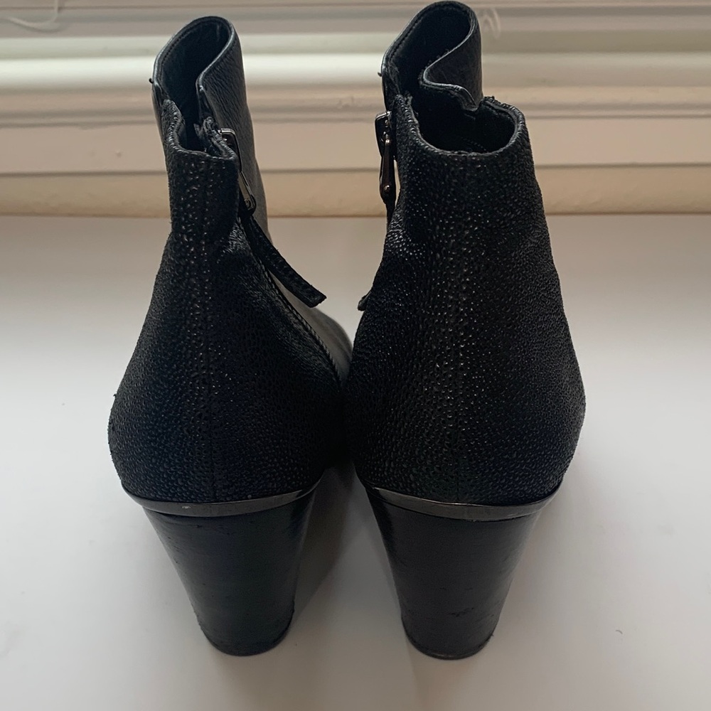 Dolce Vita Black Textured Leather Heeled Bootie Size 10 - Picture 2 of 11